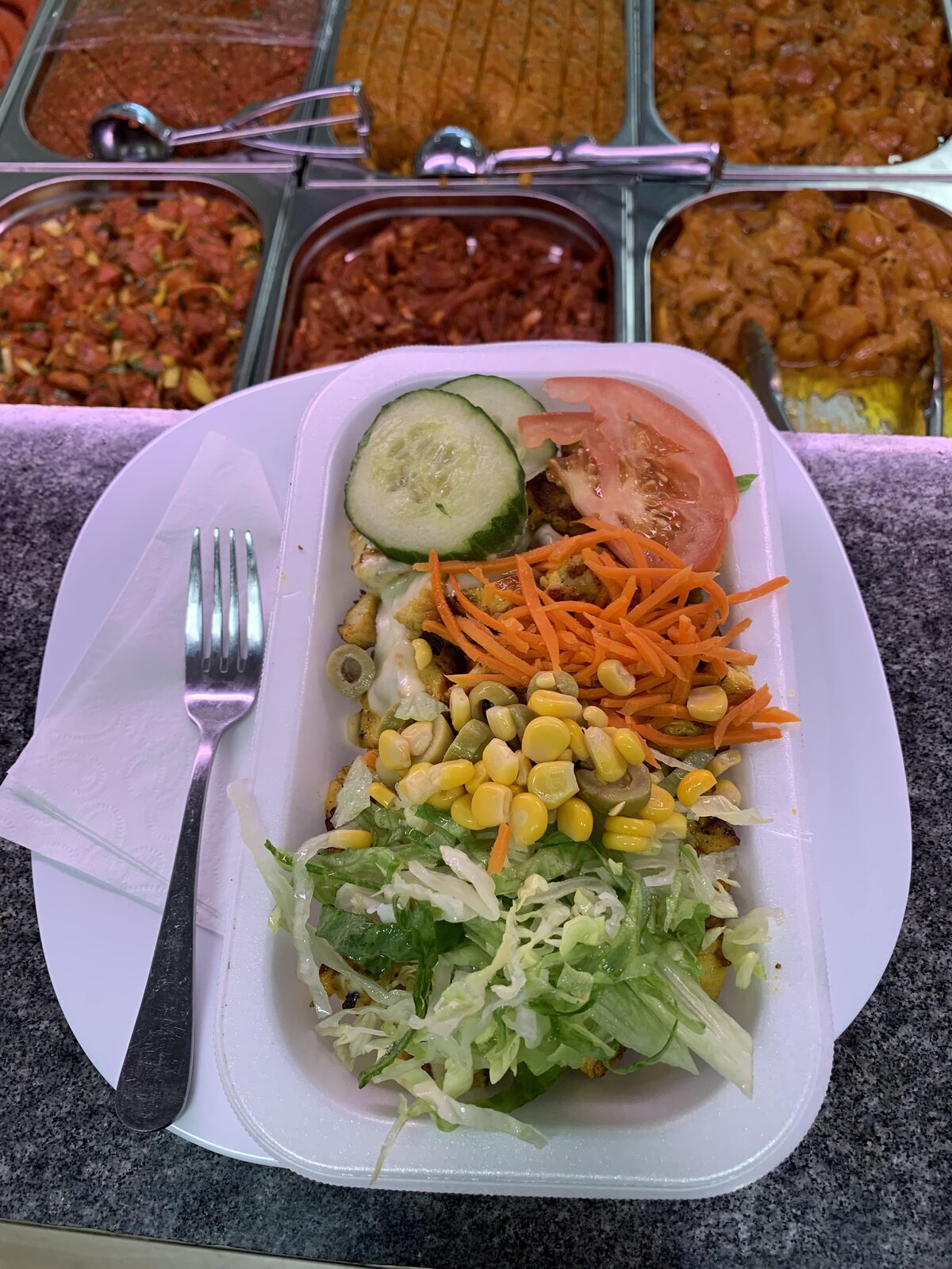 Kapsalon met vlees van de grill, kaas en verse salade